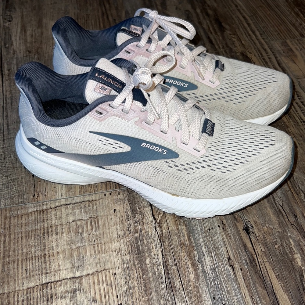 Womens Brooks size 6.5